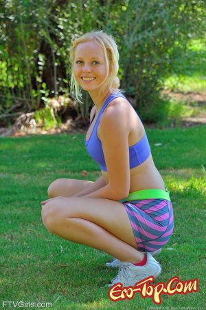 Блондинка разделась на зарядке