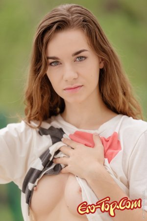 Соблазнительная девушка показала лохматку