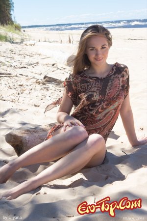 Голая молоденькая девица прогибается раком на пляже