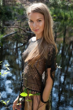 Стройняшка позирует голая в лесу