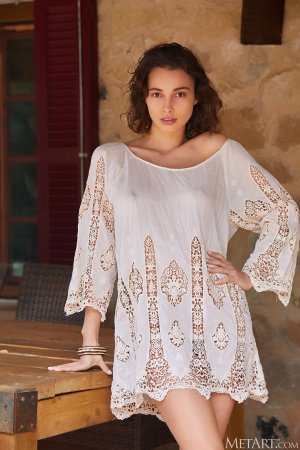 Сексуальная девица без трусиков на столе