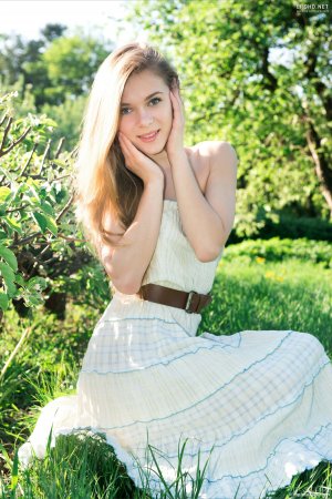 Красавица без трусиков позирует на природе