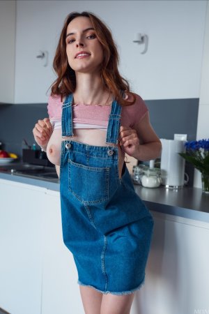 Возбужденная шатенка показала бритую пизду