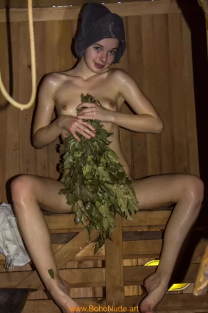 Потная молодая детка парится в бане