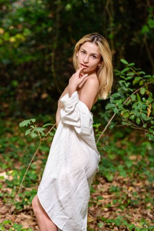 Девушка в рубашке на голое тело показала титьки